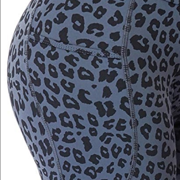 NEW! Yoga Biker Shorts High Waisted Pockets Zone Compression Gray Leopard Medium - Picture 5 of 11